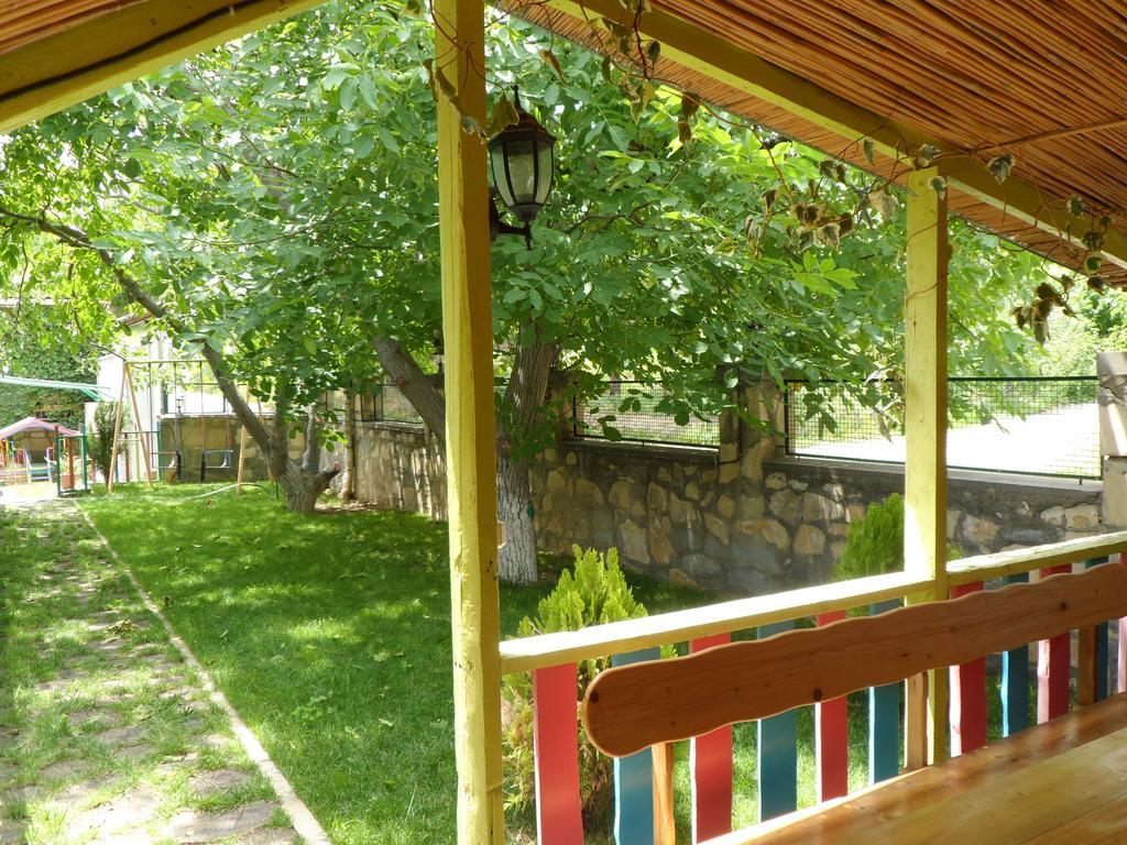 Guest House Nataly Yeghegnadzor Exteriör bild